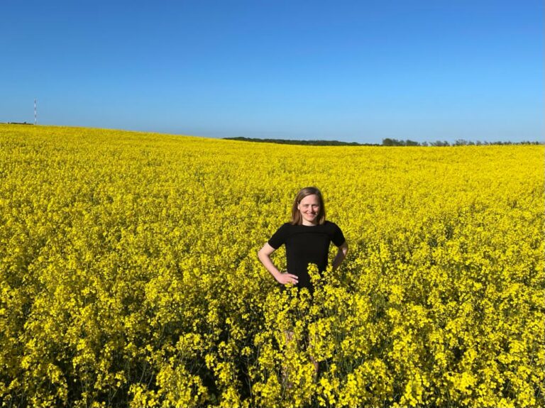 Sonja im Rapsfeld